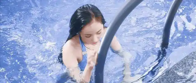 原创杨幂游泳动图曝光穿蓝色时尚上演湿身诱惑犹如出水芙蓉