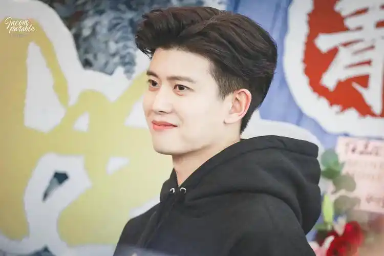 任嘉伦露额头括弧笑