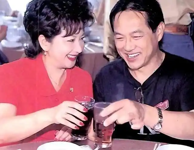 11月27日,有网友在社交平台更新动态,晒出了与tvb演员于洋的合影,画面