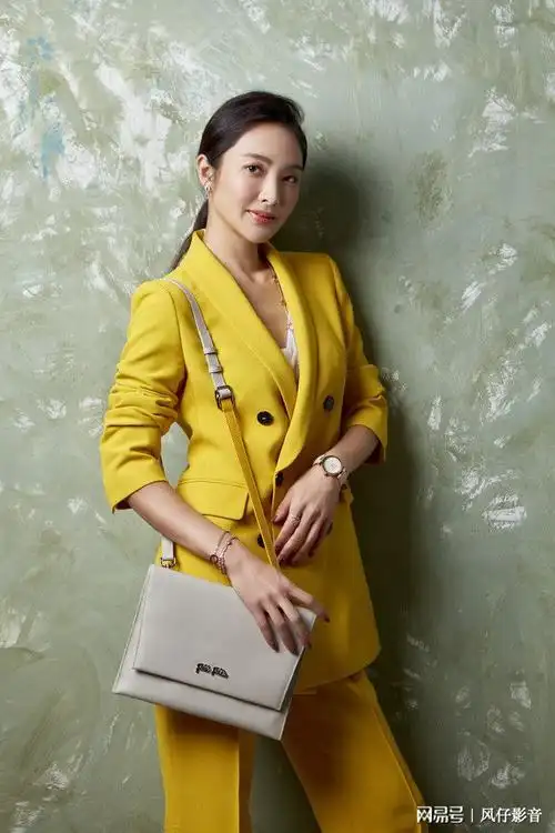 金曲歌王曹格太太吴速玲演绎适合职场女性的黑洋装