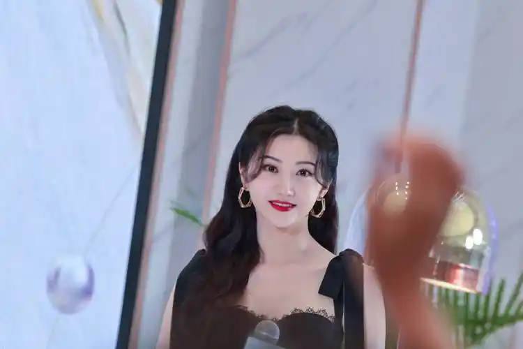 景甜空降武汉黑裙惊艳 唇红齿白真人间富贵花