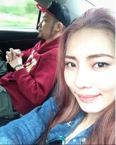 热狗与郑年均交往多年,在2017年7月迎来女儿"小小啵",一家三口幸福