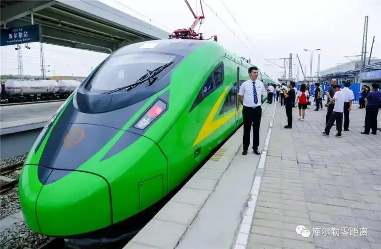 据了解,cr200j型"复兴号"动力集中动车组因为列车采用国槐绿涂装,被