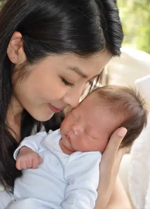 回顾陈慧琳被宠上天的女人出道25年零绯闻47岁活成公主