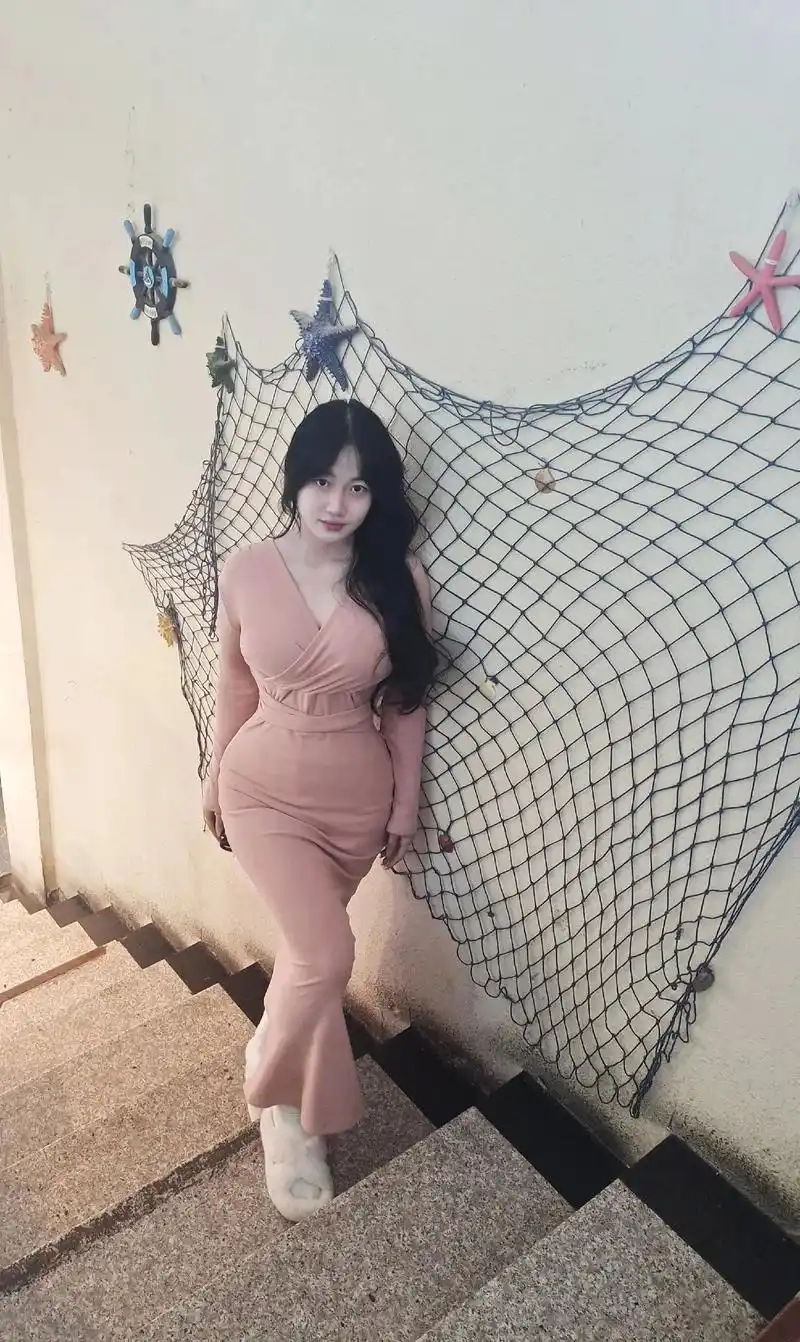 午安咯#女大学生 #微胖女生 #分享照片 #旧照新发 #腰臀 - 抖音