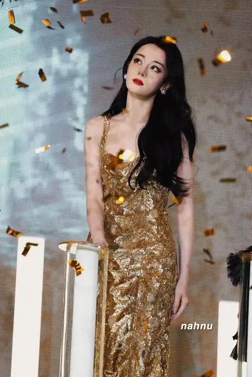 迪丽热巴高定首穿