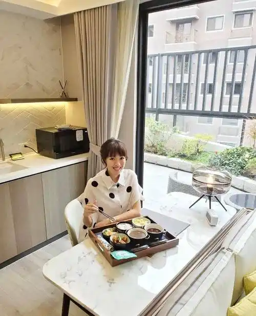 刘伊心宣布怀二宝!老公超宠妻暖举曝光_林志隆_女儿_控制