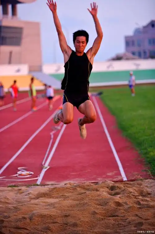 立定三级跳远动作要领及训练方法