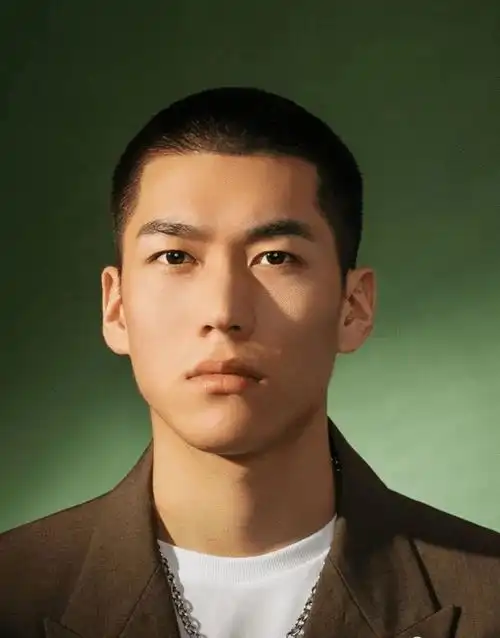 data-lemmaid="5937323">寸头 /a>的一种,区别于平头