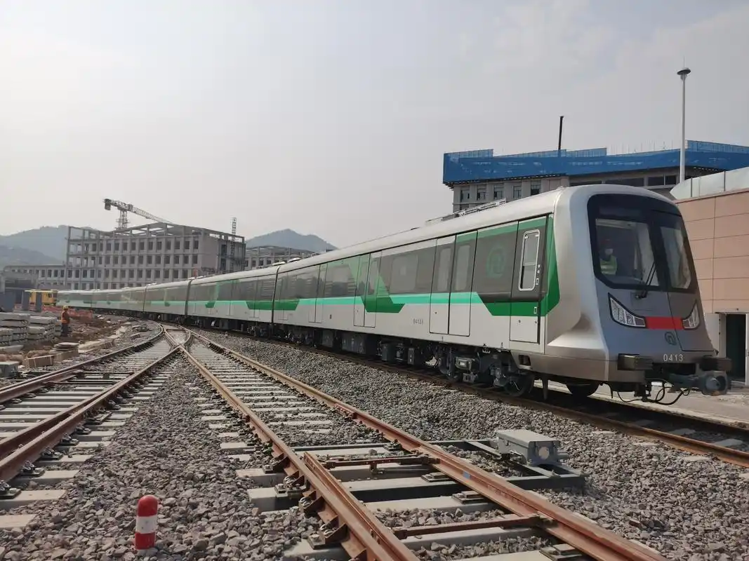 绰号"青蜂侠"!青岛地铁4号线登瀛车辆基地迎来首列地铁列车