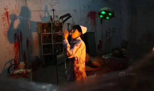 萌妹子变身"丧尸医院血护士",鬼屋吓人师工作揭秘