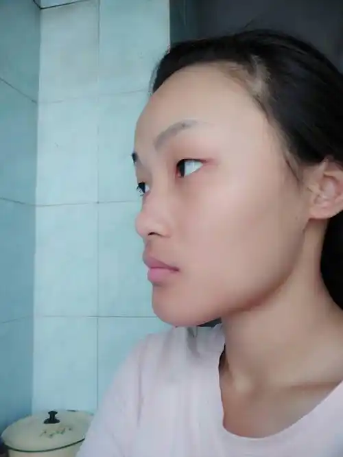 宽额头高颧骨,下巴有点往外翘,侧脸看着特别难看,我想知道,我适合什么