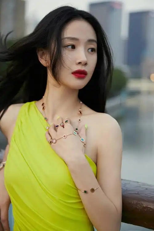 简介:李梦荧光黄单肩连衣裙性感图片,分享一组李梦图片给大家,图中的