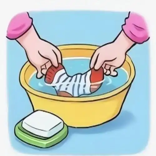 3,拧掉袜子上的污水,换清水漂洗袜子,重复两到三次.