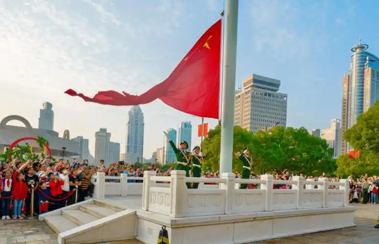 今晨五星红旗在上海人民广场冉冉升起