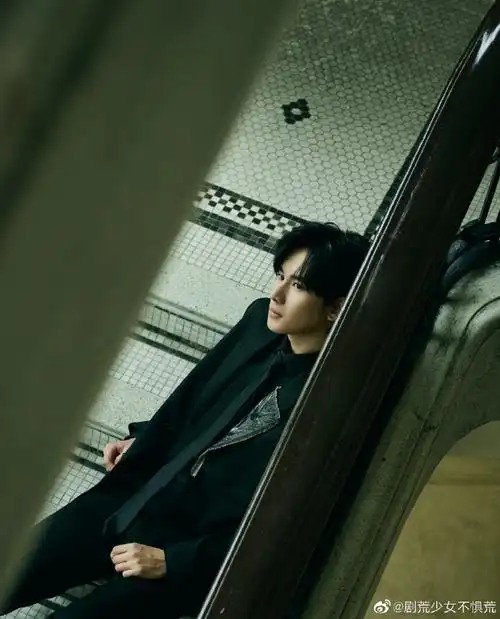 胡先煦扶眼镜侧拍#胡先煦扶眼镜侧拍,手拿玫瑰矜贵帅气,一会见!