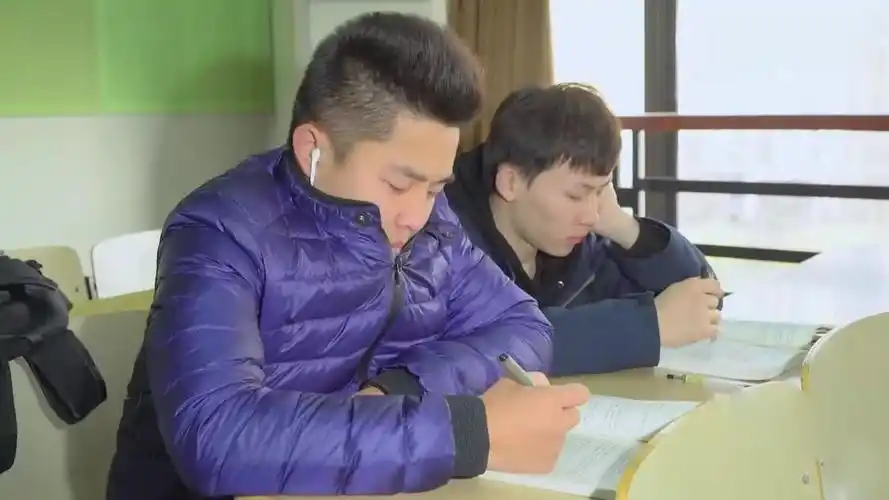 同桌上课听歌被逮,与老师眼神过招化险为夷,拼的就是个心理战!