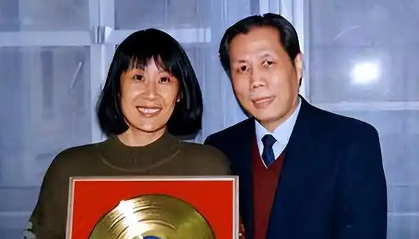 苏小明离异已有38年:她赴国外深造后再婚生育,前夫目前生活如何