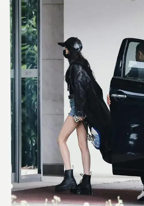 杨幂牛仔风衣短裤造型##杨幂机场风衣短裤造型