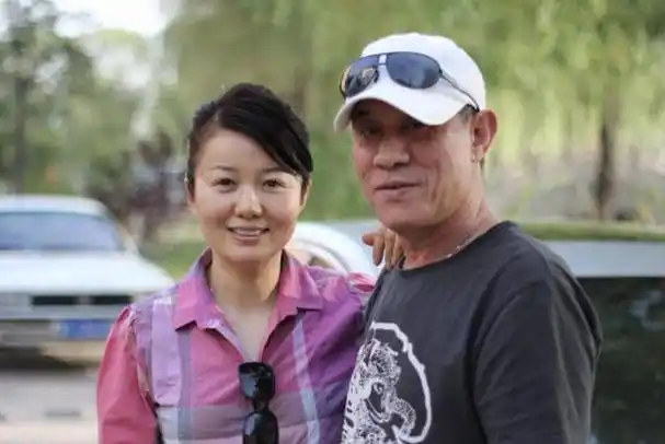 她已经是演员杜志国的第三任妻子,杜淳的继母