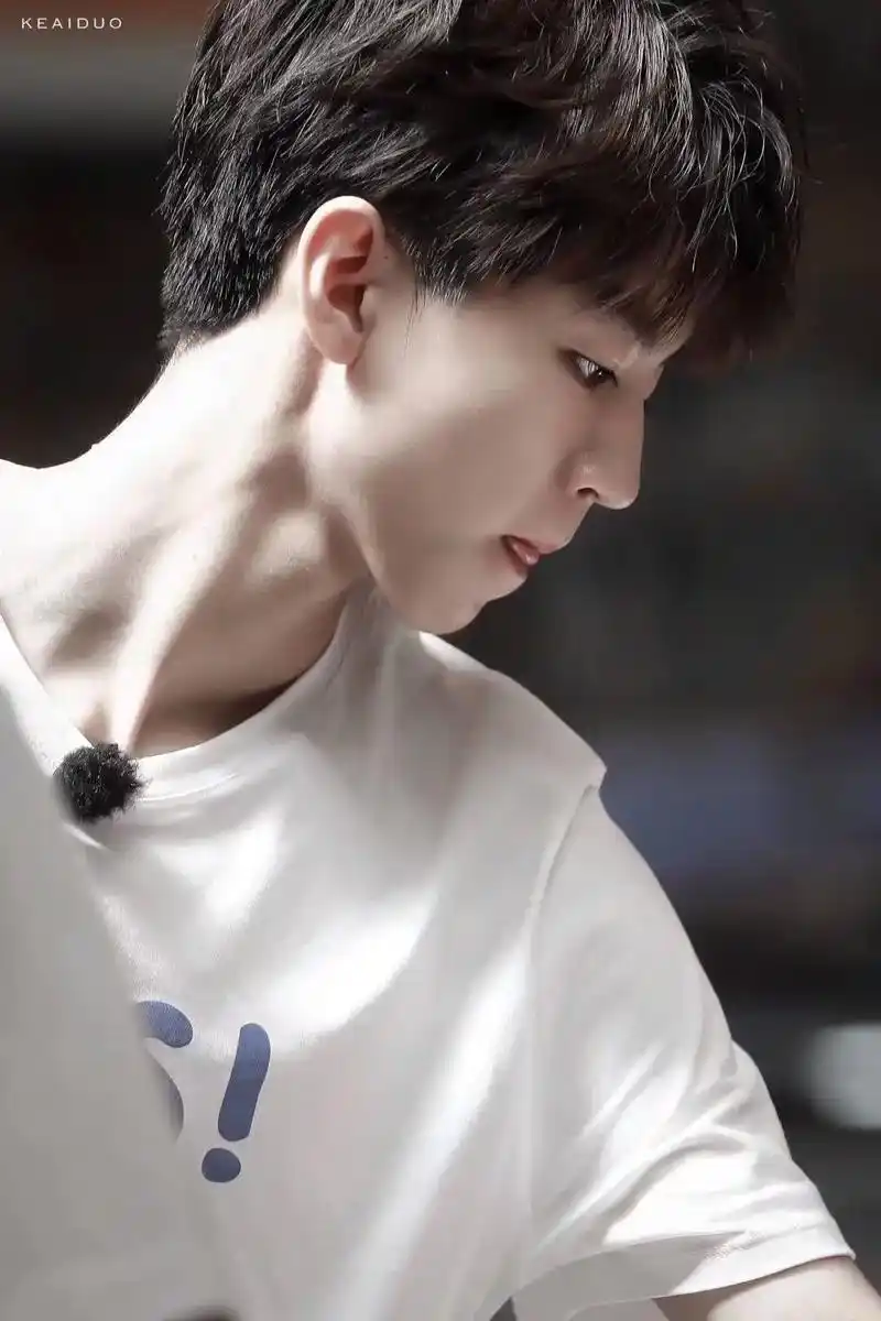 吐舌头的凯凯  侧颜杀#王俊凯 #一眼沦陷 #养成系 - 抖音