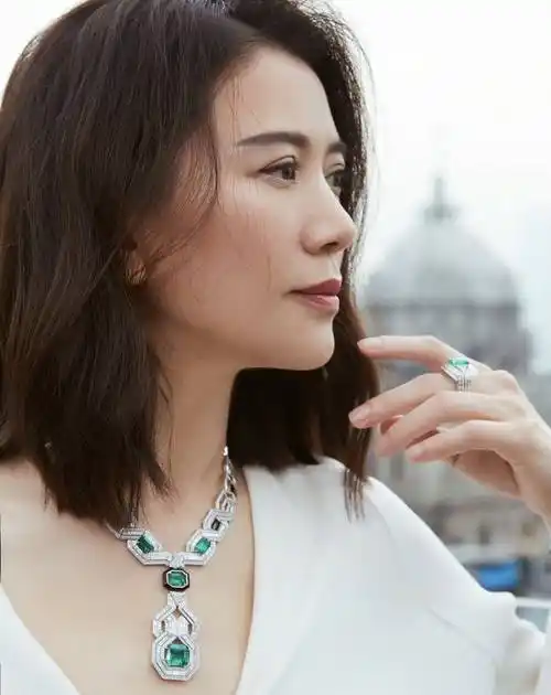 四年两次拿下影后,怒说导演被封,袁咏仪跌宕起伏的演艺之路