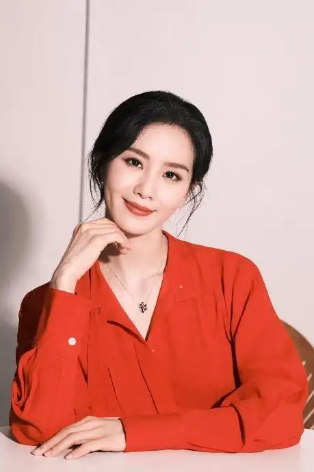 qeelin 品牌代言人刘诗诗演绎silver bo bo慈善项链