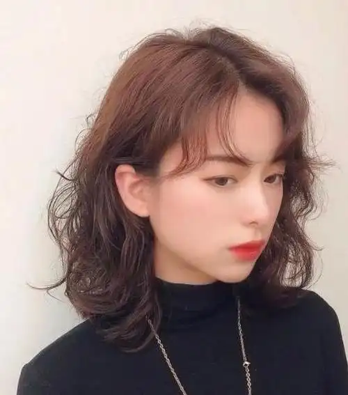 中短发的发型头发长度刚刚好,在加上蛋卷头的设计,瞬间充满时尚感