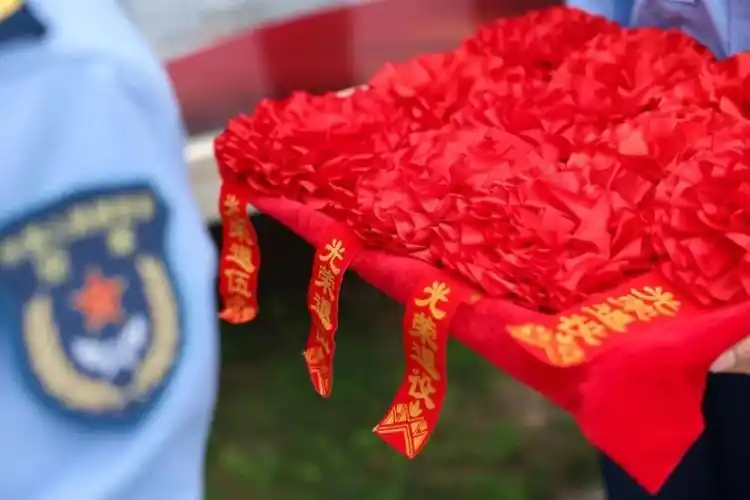 退伍季|戴上"光荣退役"的大红花,才发现真的要『走』了_腾讯新闻