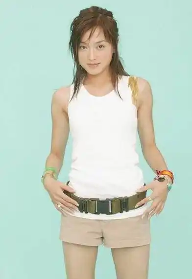 可能是小时候没有开窍,中学的时候,秦岚因为美貌被男生们追求.