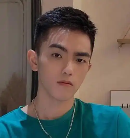 这款短发简单干净,没有太多造型,但也能展现出johnny的时尚感,清爽