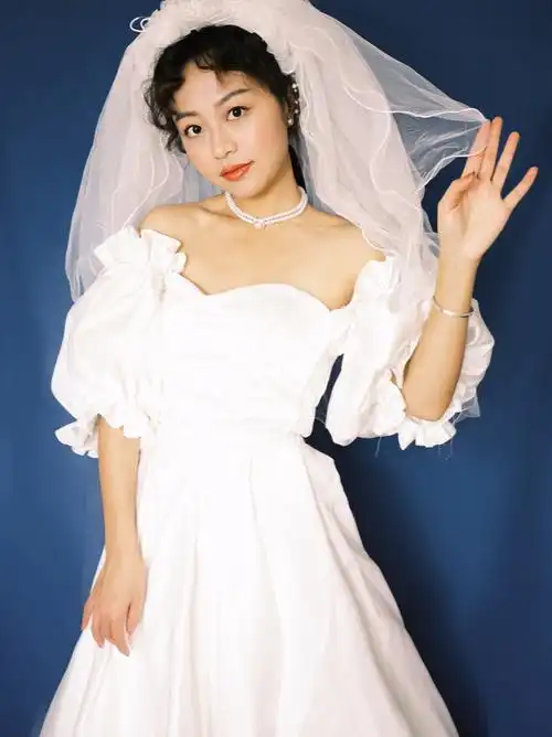 一个人在家怎么拍复古婚纱照