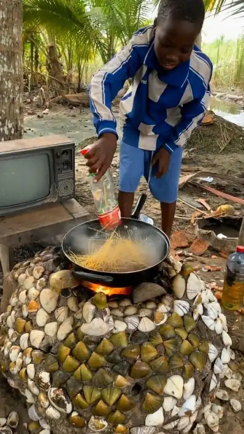 特别有意思的非洲小哥,最大的爱好就是做饭