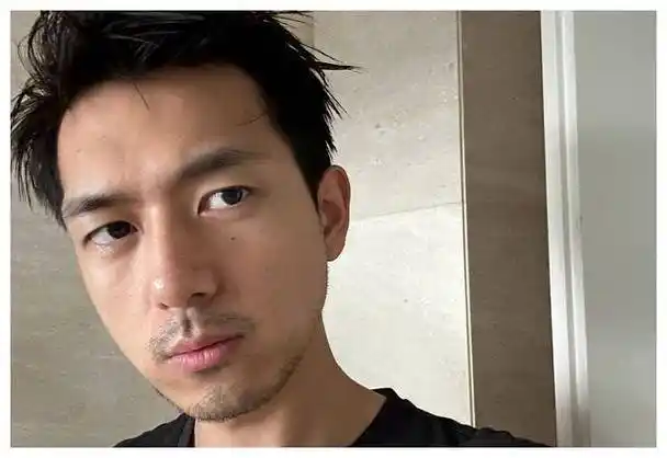 杨天真称李现脸骨精致五官端庄身材匀称,赞其男一号潜力无限.