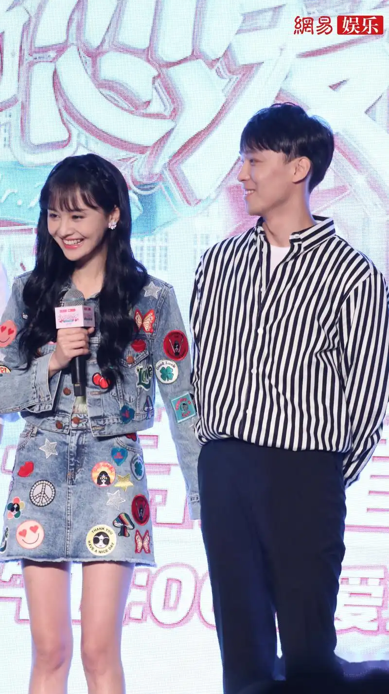 郑爽与男友张恒出席芒果tv《女儿们的恋爱2》发布会,今天的小爽状态也