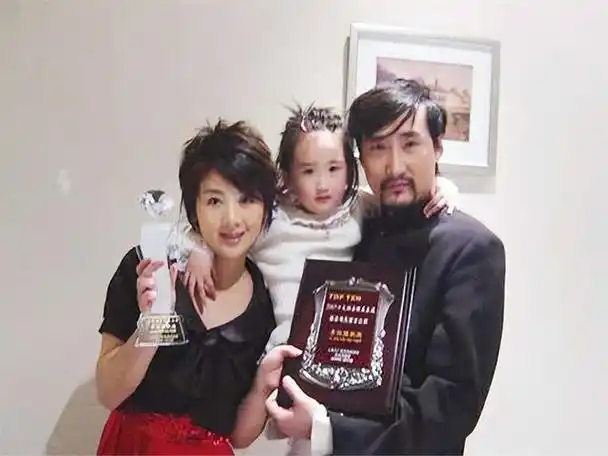 她之前的丈夫是上海戏剧学院的教师李雪涛.