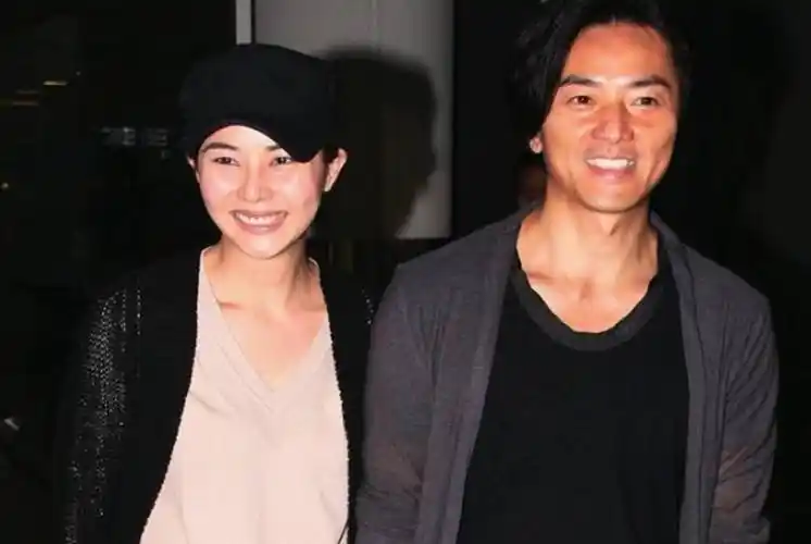 郑伊健曾经达到过与"四大天王"齐名的位置,经历了与邵美琪,梁咏琪轰轰