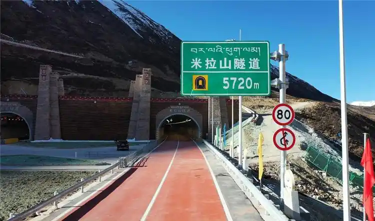 世界上海拔最高的特长公路隧道——米拉山隧道.新华社记者刘洪明 摄