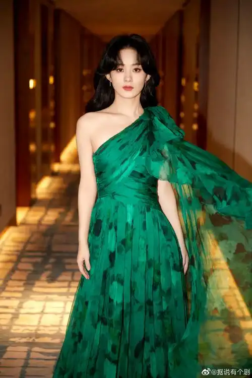 赵丽颖#从不像其他艺人一样捂胸.孙千,陈小纭,迪丽热巴参加活动捂胸.