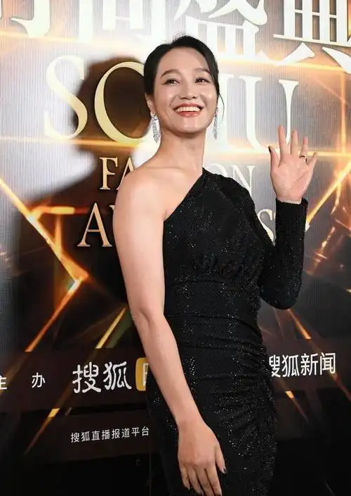 朱丹脚踩漂亮的高跟凉鞋,还挽着迷人的秀发,戴着奢华的耳坠,确实是很