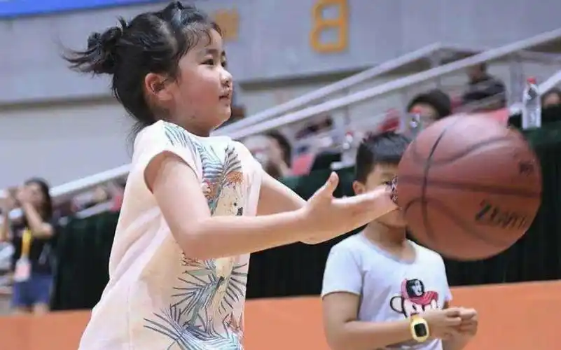 活了20年都没有人家9岁高,网友:基因过于强大_姚沁蕾