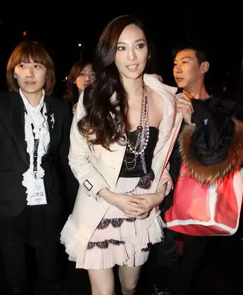 为嫁入豪门,她6年生4胎,富豪却不娶她,还拿走了她的财产|结婚|吴佩慈