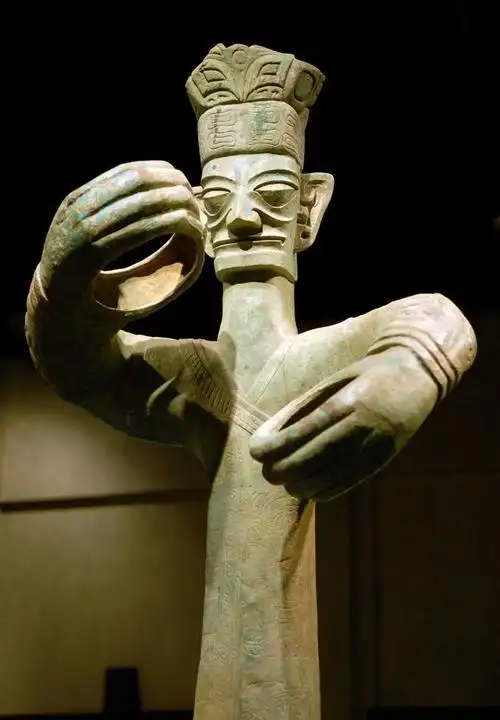 三星堆神秘文物探源2青铜大立人像拿的是什么神树与祭坛解析多图