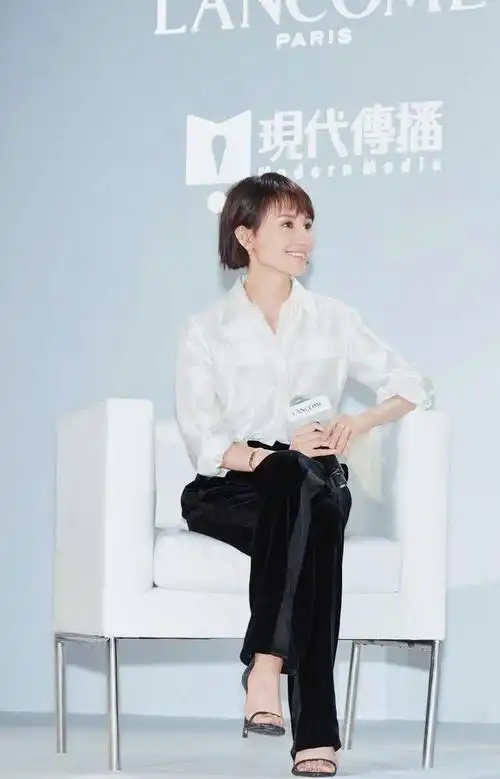 袁泉深圳现身剪彩活动,朴素难掩自然美,网友盛赞:永远都得体