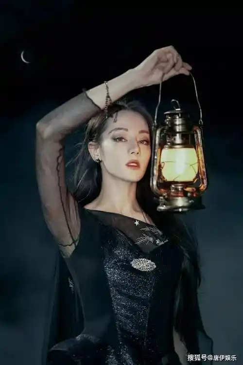 迪丽热巴暗黑风惊艳亮相,黑纱礼服展妙曼身姿,暗夜中绽放神秘魅力!