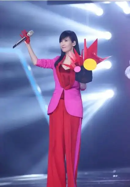 原创周慧敏身材真好56岁还能穿抹胸连衣裙而且还很洋气