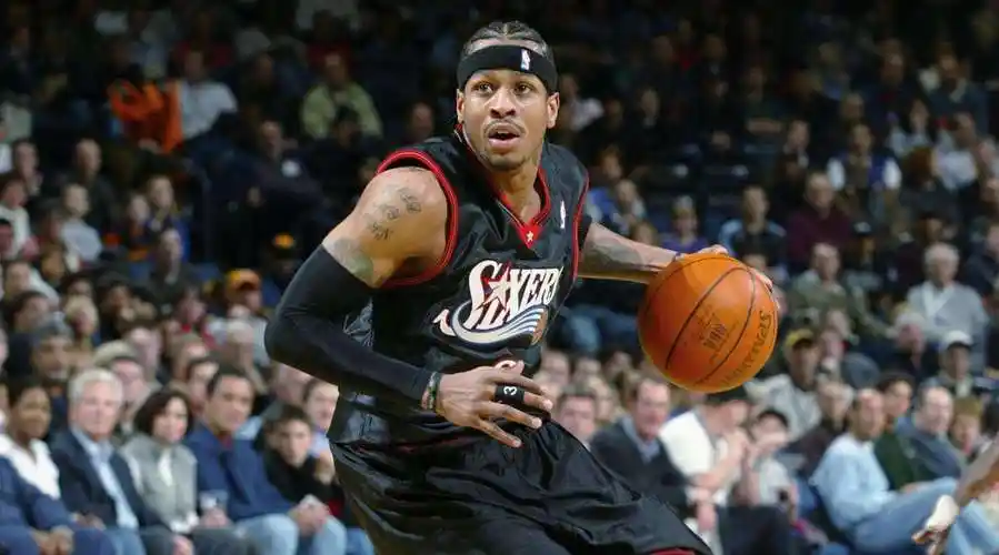 艾佛森的极限体前变向!细节在要用有力的步伐骗过防守员