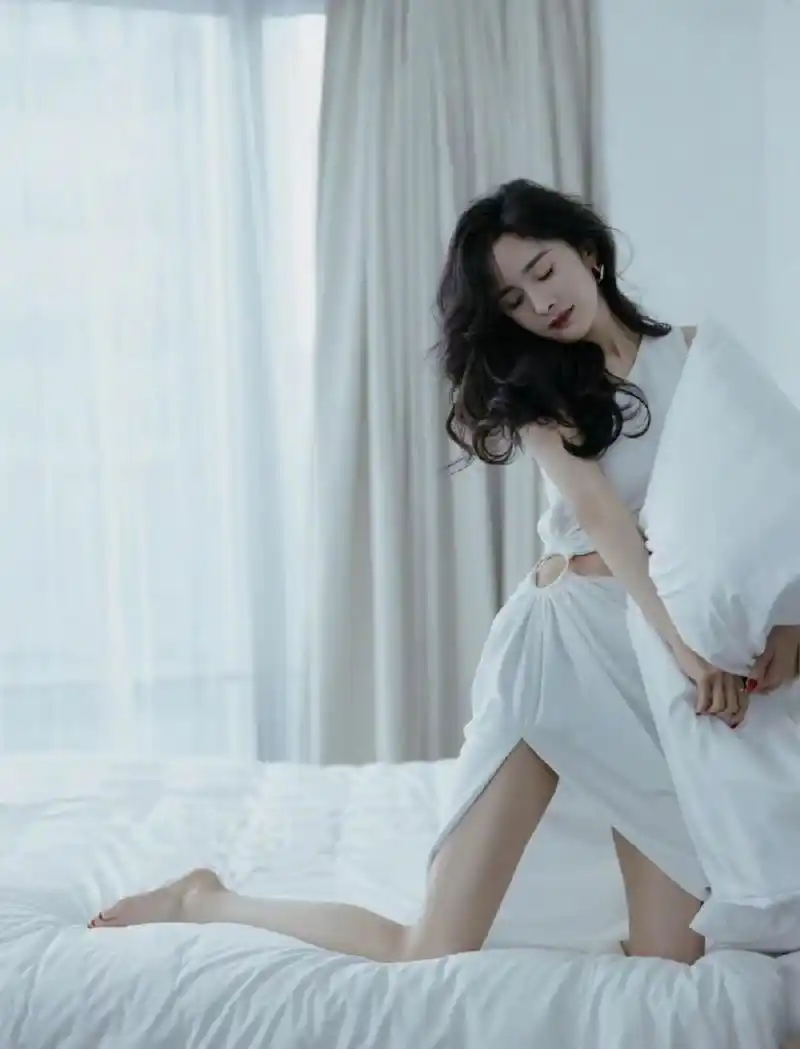 杨幂这一组图真的绝美,很难想象她已经有过宝宝了,这身材也太好了吧