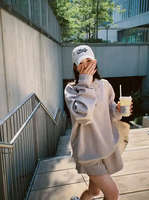 真的觉得光影撒在阶梯上好有感觉和@卢婧媛超可爱开心合作哈哈手机