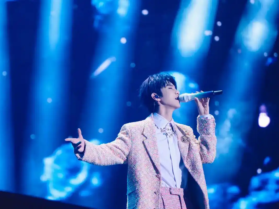 王俊凯十周年演唱会神图.#王俊凯 #王俊凯蓝色头发造型 #t - 抖音